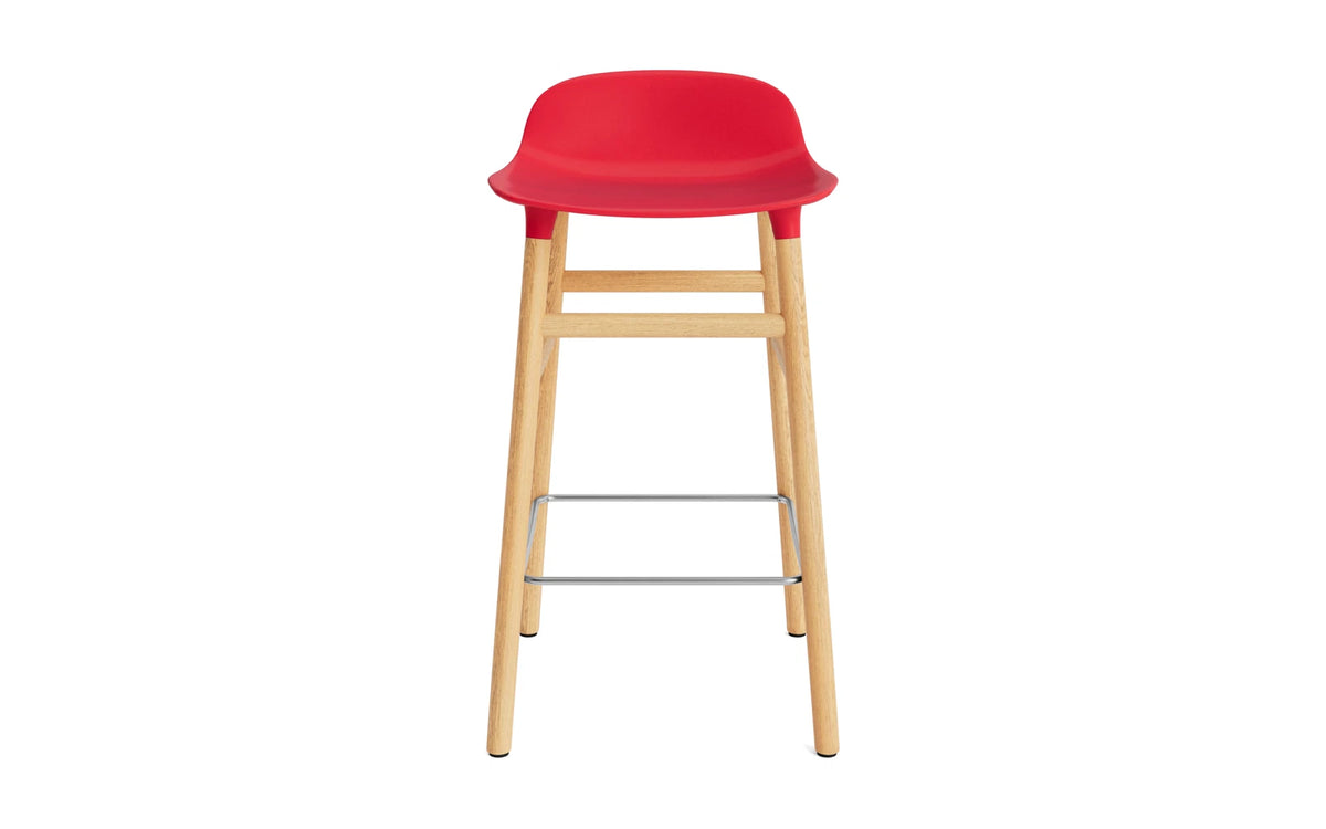 Form Barstuhl 65 cm leuchtendes rot/Eiche in Leuchtendes Rot präsentiert im Onlineshop von KAQTU Design AG. Barstuhl ist von Normann Copenhagen