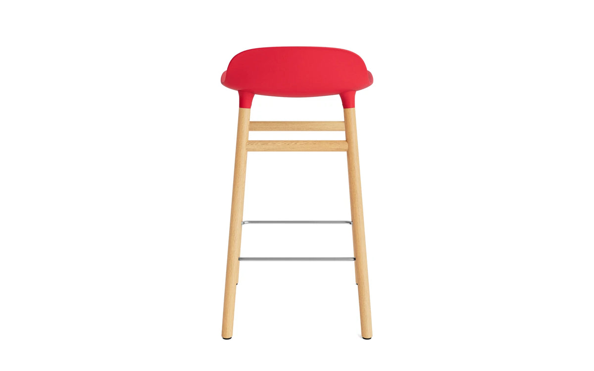Form Barstuhl 65 cm leuchtendes rot/Eiche in Leuchtendes Rot präsentiert im Onlineshop von KAQTU Design AG. Barstuhl ist von Normann Copenhagen