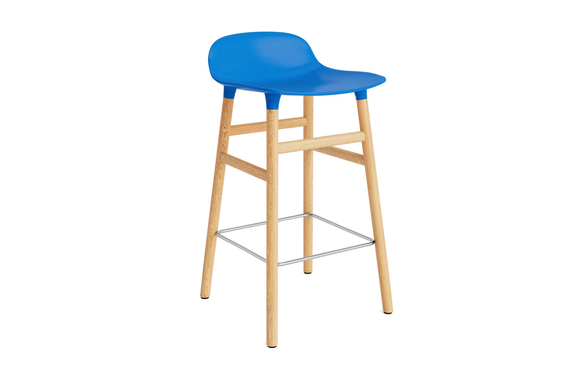 Form Barstuhl 65 cm leuchtendes blau/Eiche in Leuchtendes Blau präsentiert im Onlineshop von KAQTU Design AG. Barstuhl ist von Normann Copenhagen