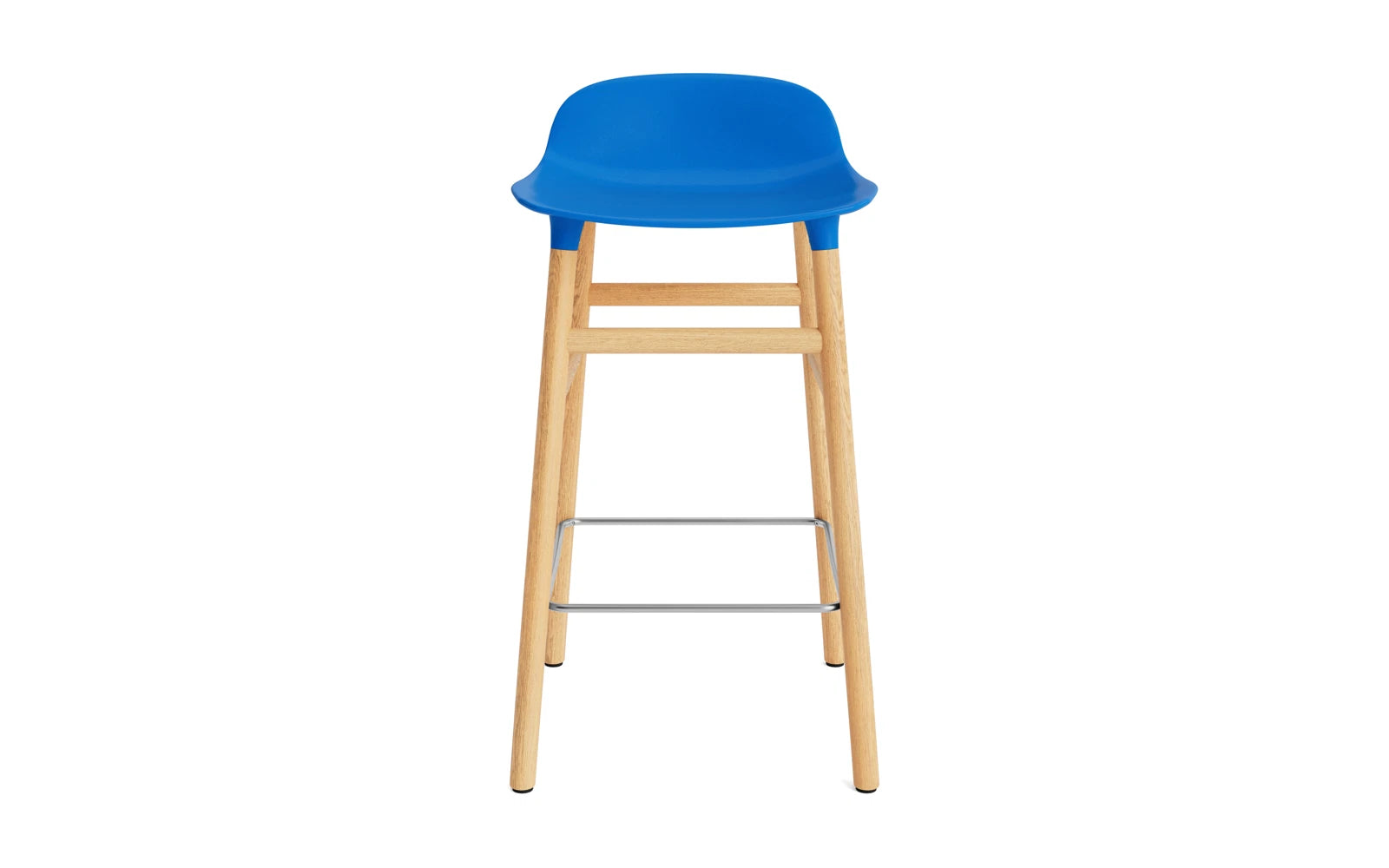 Erleben Sie den Form Barstuhl 65 cm in lebhaftem Blau/Eiche von Normann Copenhagen – ein elegantes Möbelstück, das modernes Design und Funktionalität perfekt kombiniert.