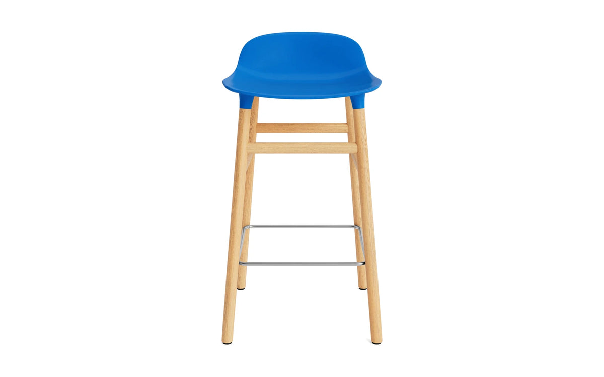 Form Barstuhl 65 cm leuchtendes blau/Eiche in Leuchtendes Blau präsentiert im Onlineshop von KAQTU Design AG. Barstuhl ist von Normann Copenhagen