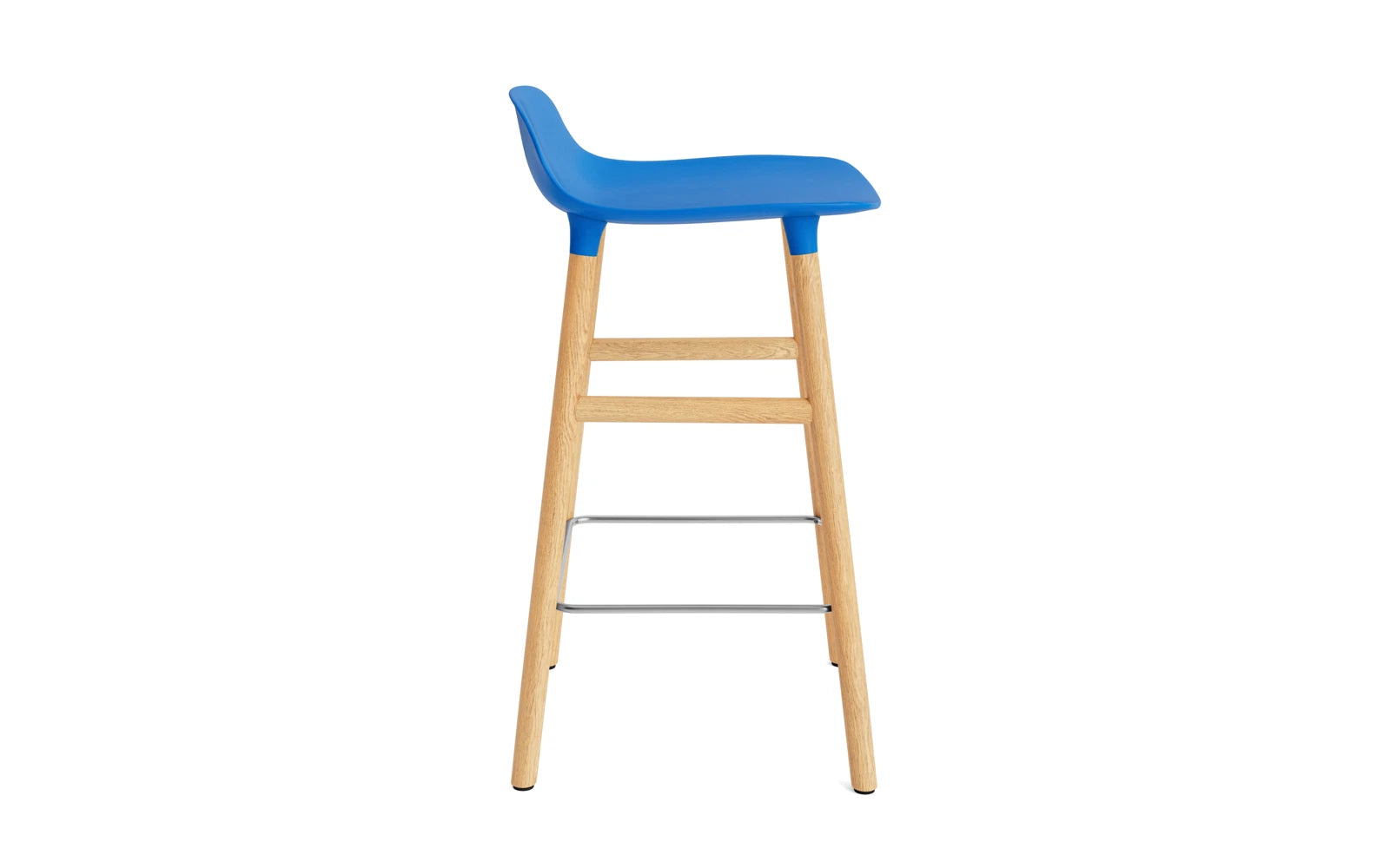 Entdecken Sie den Form Barstuhl 65 cm in strahlendem Blau/Eiche von Normann Copenhagen – ein stilvolles Möbelstück, das Ästhetik und Komfort vereint.