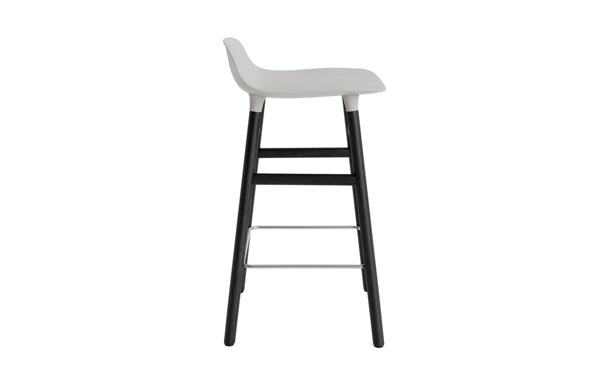 Form Barstuhl 65 cm warmes grau/schwarz in Warmes grau präsentiert im Onlineshop von KAQTU Design AG. Barstuhl ist von Normann Copenhagen