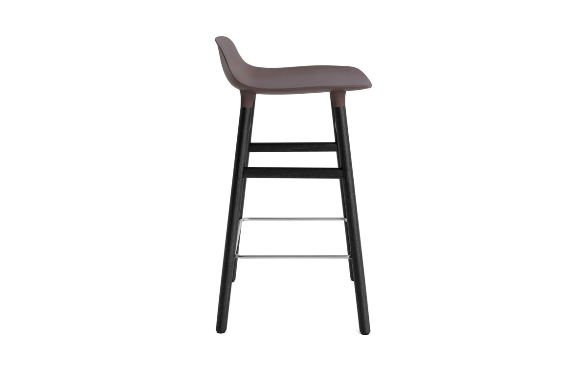 Form Barstuhl 65 cm braun/schwarz in Braun präsentiert im Onlineshop von KAQTU Design AG. Barstuhl ist von Normann Copenhagen