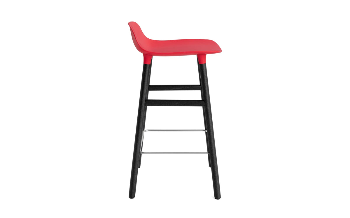 Form Barstuhl 65 cm Leuchtendes Rot/schwarz in Leuchtendes Rot präsentiert im Onlineshop von KAQTU Design AG. Barstuhl ist von Normann Copenhagen