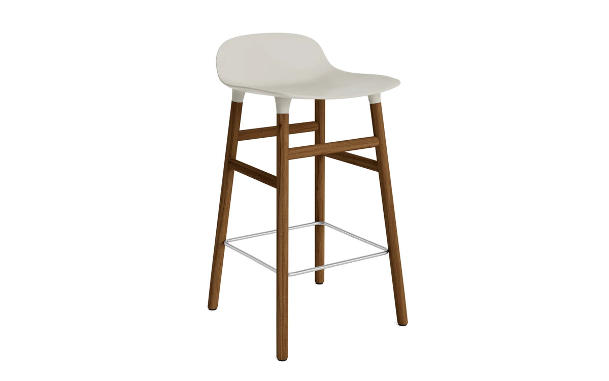 Form Barstuhl 65 cm Hellgrau/Walnuss in Hellgrau präsentiert im Onlineshop von KAQTU Design AG. Barstuhl ist von Normann Copenhagen