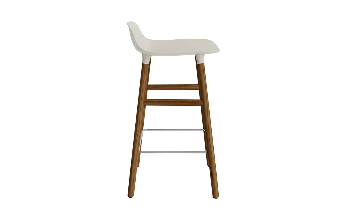 Form Barstuhl 65 cm Hellgrau/Walnuss in Hellgrau präsentiert im Onlineshop von KAQTU Design AG. Barstuhl ist von Normann Copenhagen