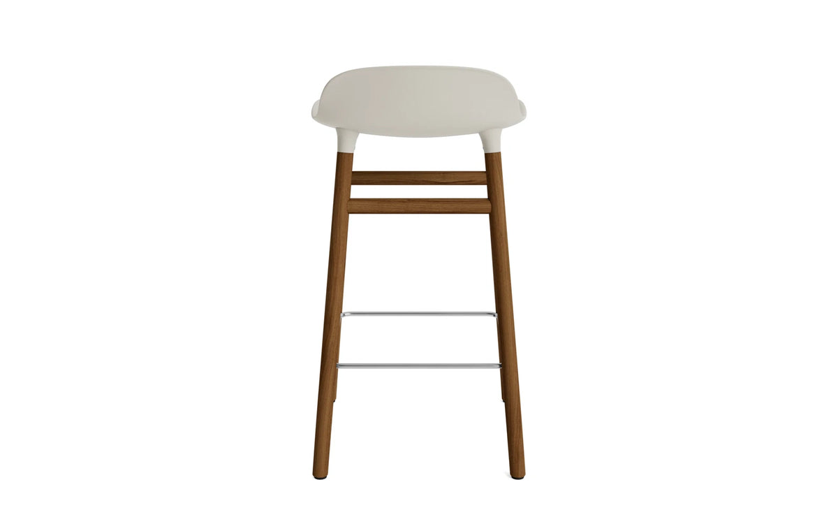 Form Barstuhl 65 cm Hellgrau/Walnuss in Hellgrau präsentiert im Onlineshop von KAQTU Design AG. Barstuhl ist von Normann Copenhagen