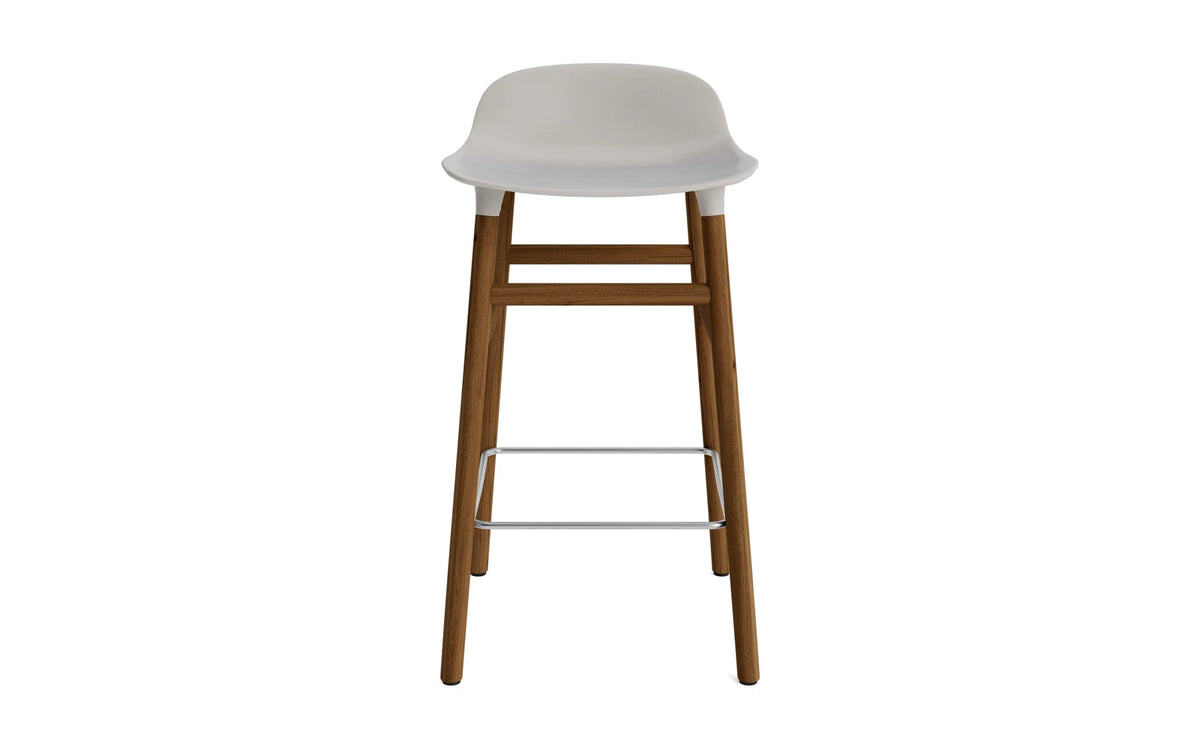 Form Barstuhl 65 cm Warmes Grau/Walnuss in Warmes Grau präsentiert im Onlineshop von KAQTU Design AG. Barstuhl ist von Normann Copenhagen