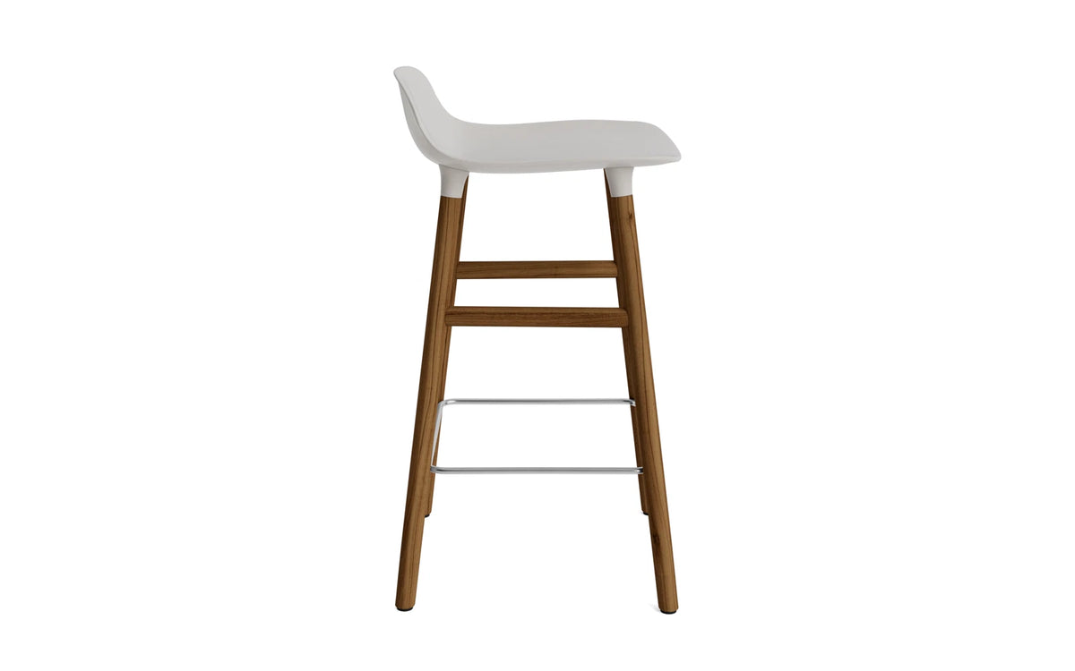 Form Barstuhl 65 cm Warmes Grau/Walnuss in Warmes Grau präsentiert im Onlineshop von KAQTU Design AG. Barstuhl ist von Normann Copenhagen