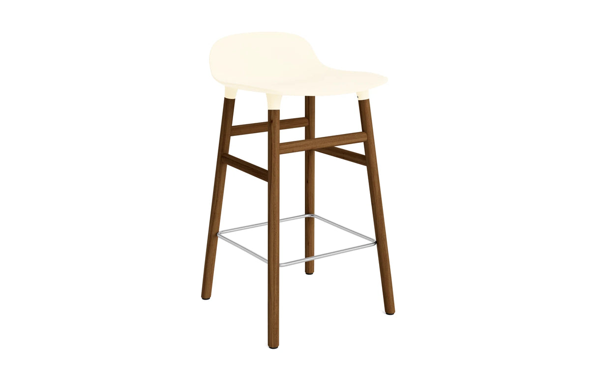 Form Barstuhl 65 cm Creme/Walnuss in Creme präsentiert im Onlineshop von KAQTU Design AG. Barstuhl ist von Normann Copenhagen