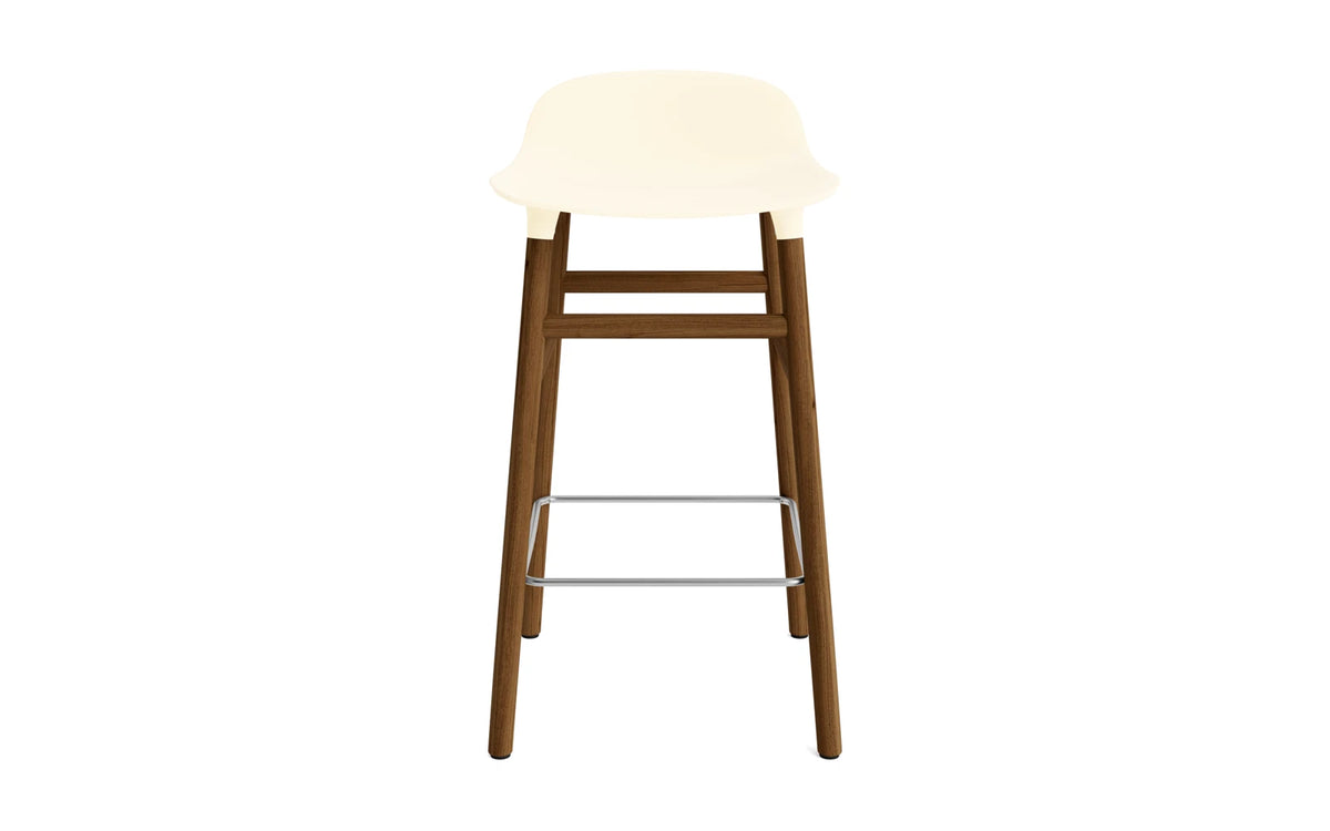 Form Barstuhl 65 cm Creme/Walnuss in Creme präsentiert im Onlineshop von KAQTU Design AG. Barstuhl ist von Normann Copenhagen