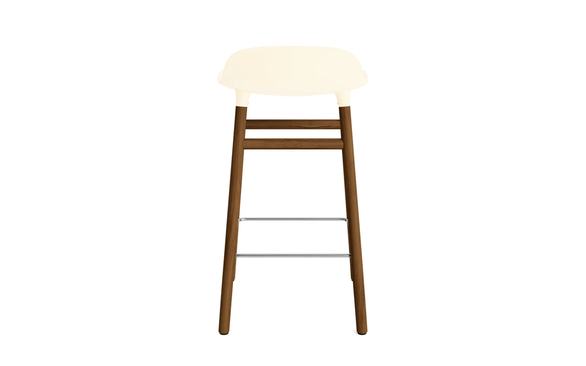 Form Barstuhl 65 cm Creme/Walnuss in Creme präsentiert im Onlineshop von KAQTU Design AG. Barstuhl ist von Normann Copenhagen