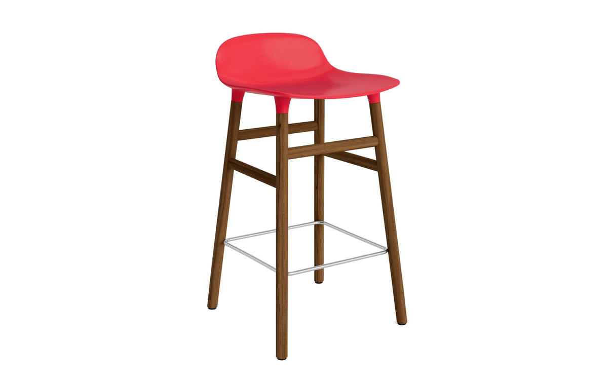Form Barstuhl 65 cm Leuchtendes Rot/Walnuss in Leuchtendes Rot präsentiert im Onlineshop von KAQTU Design AG. Barstuhl ist von Normann Copenhagen