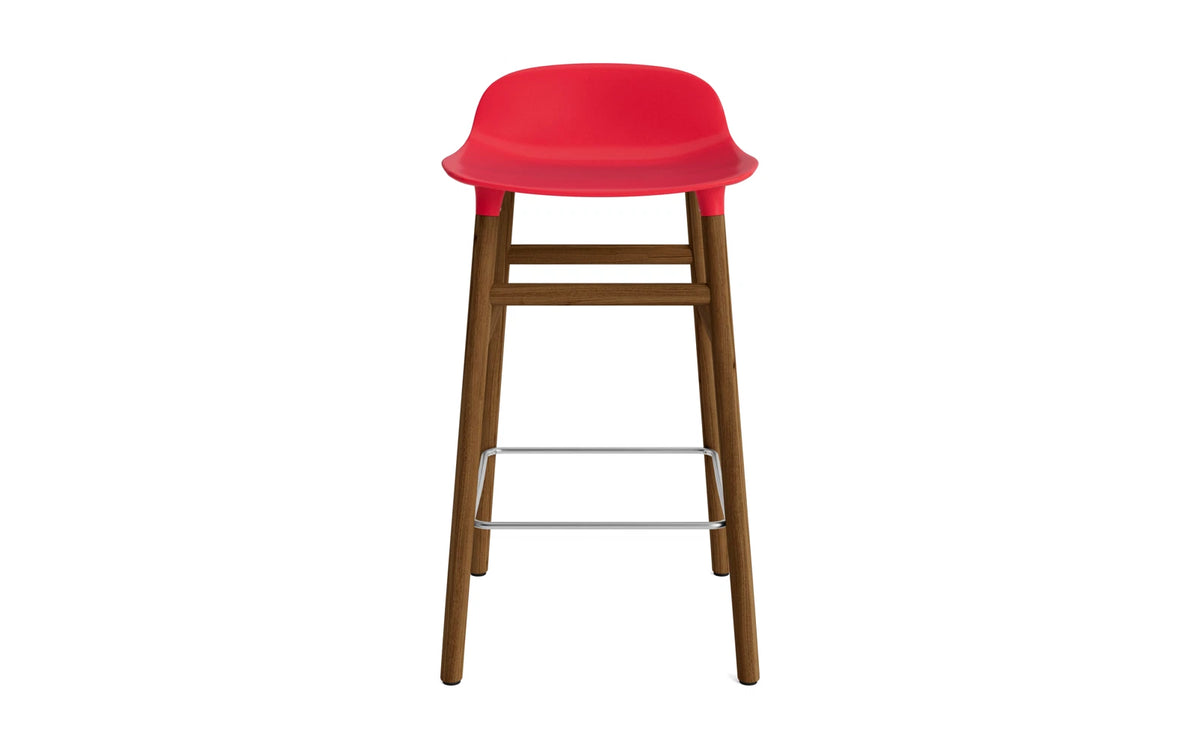 Form Barstuhl 65 cm Leuchtendes Rot/Walnuss in Leuchtendes Rot präsentiert im Onlineshop von KAQTU Design AG. Barstuhl ist von Normann Copenhagen
