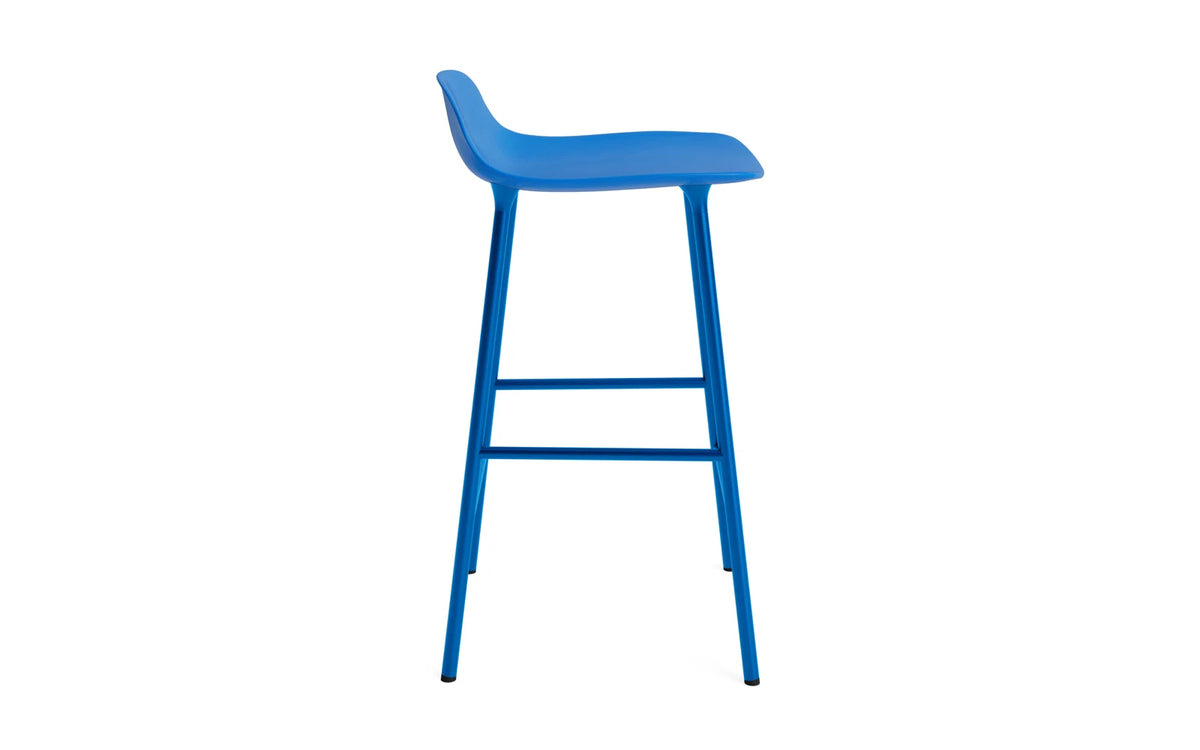 Form Barstuhl 65 cm Leuchtendes Blau/Stahl in Leuchtendes Blau präsentiert im Onlineshop von KAQTU Design AG. Barstuhl ist von Normann Copenhagen