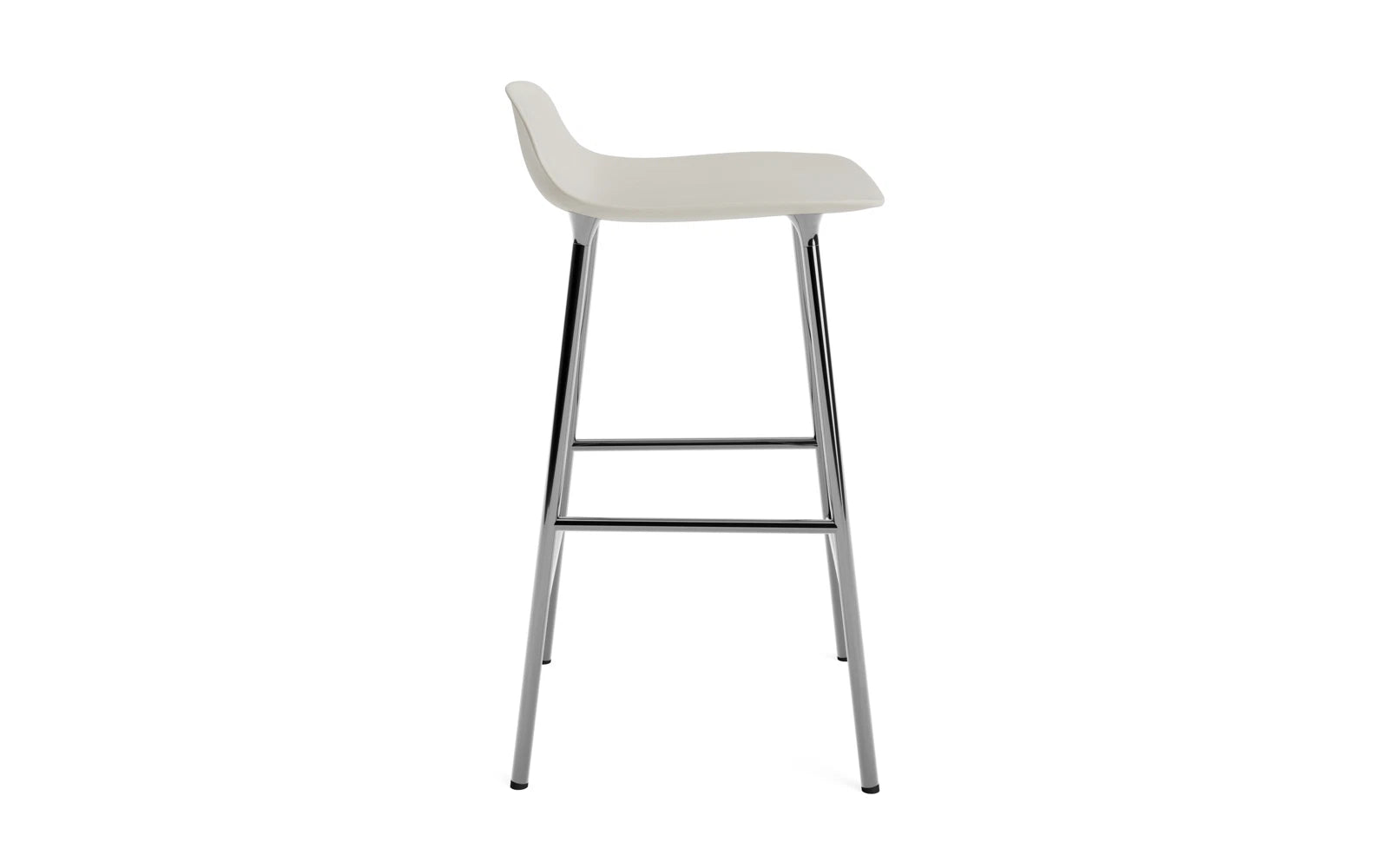 Entdecken Sie den Form Barstuhl 65 cm in Hellgrau/Chrom von Normann Copenhagen – ein stilvolles Möbelstück, das modernes Design und hohen Sitzkomfort vereint.