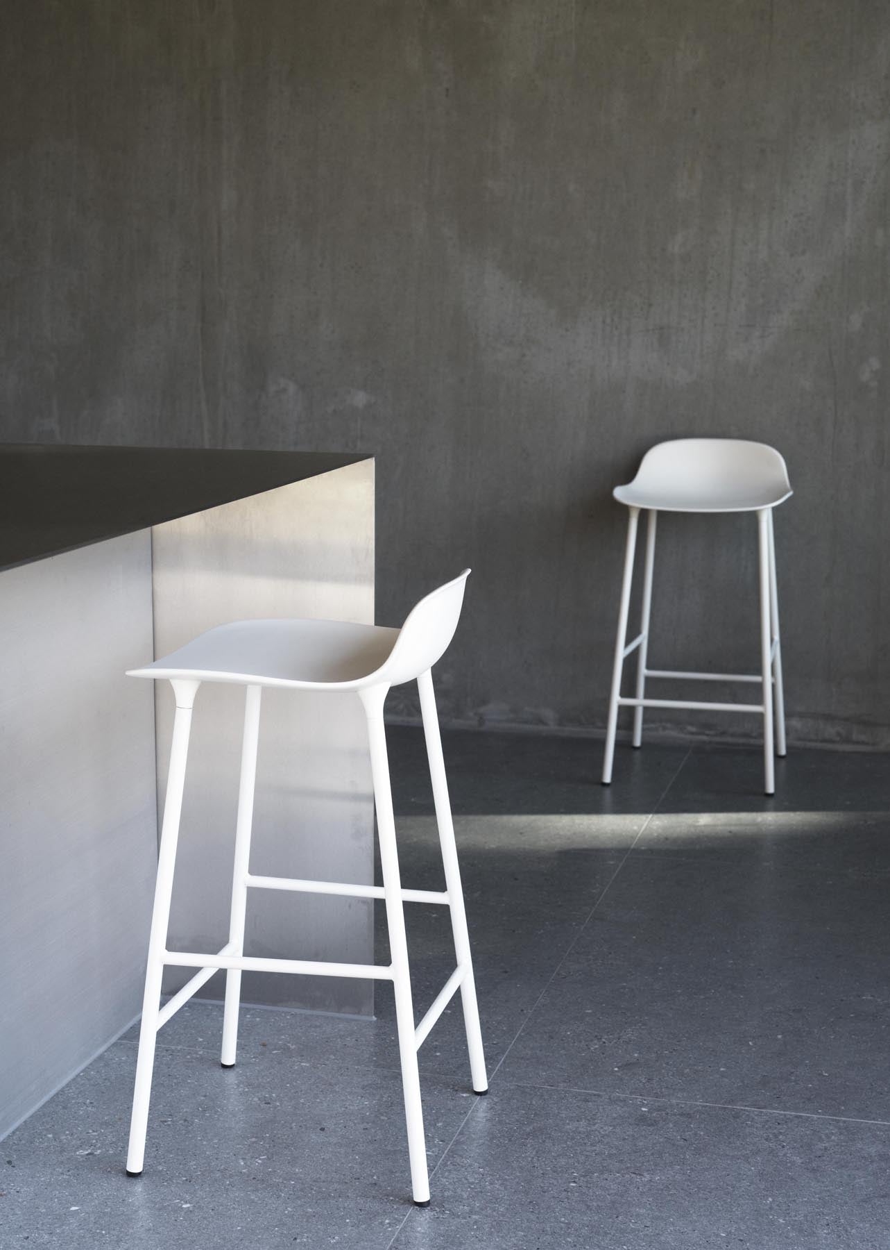 Erleben Sie den Form Barstuhl 65 cm in Hellgrau/Chrom von Normann Copenhagen – ein elegantes Designhighlight, das Komfort und Stil vereint.