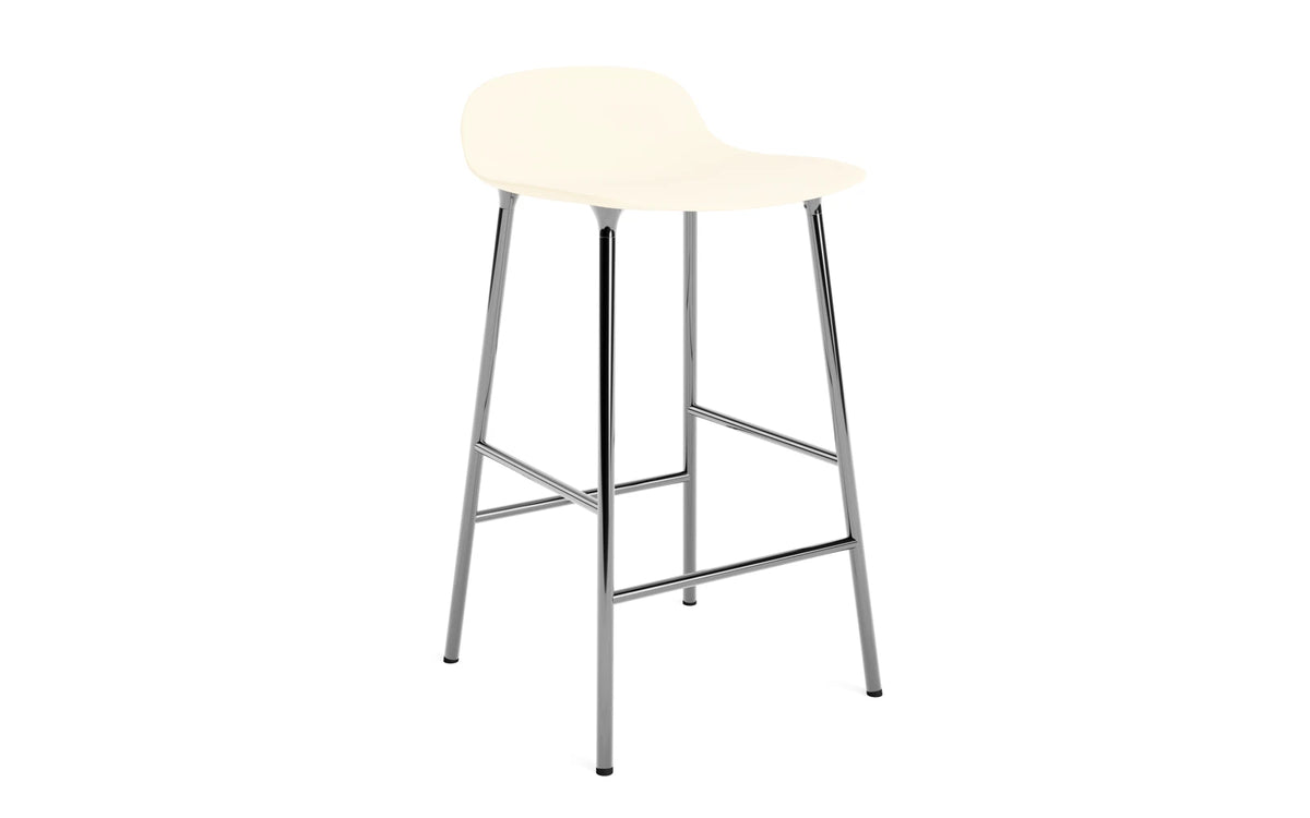 Form Barstuhl 65 cm Creme/Chrom in Creme präsentiert im Onlineshop von KAQTU Design AG. Barstuhl ist von Normann Copenhagen