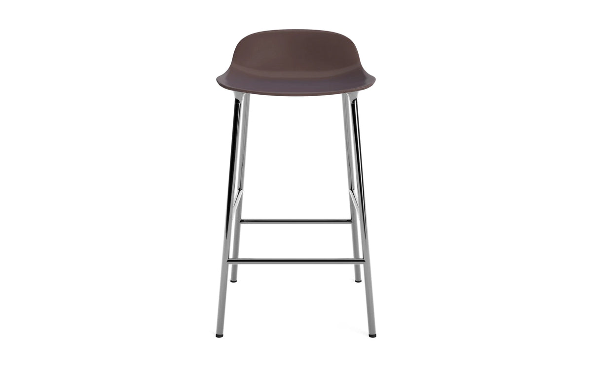 Form Barstuhl 65 cm Braun/Chrom in Braun präsentiert im Onlineshop von KAQTU Design AG. Barstuhl ist von Normann Copenhagen