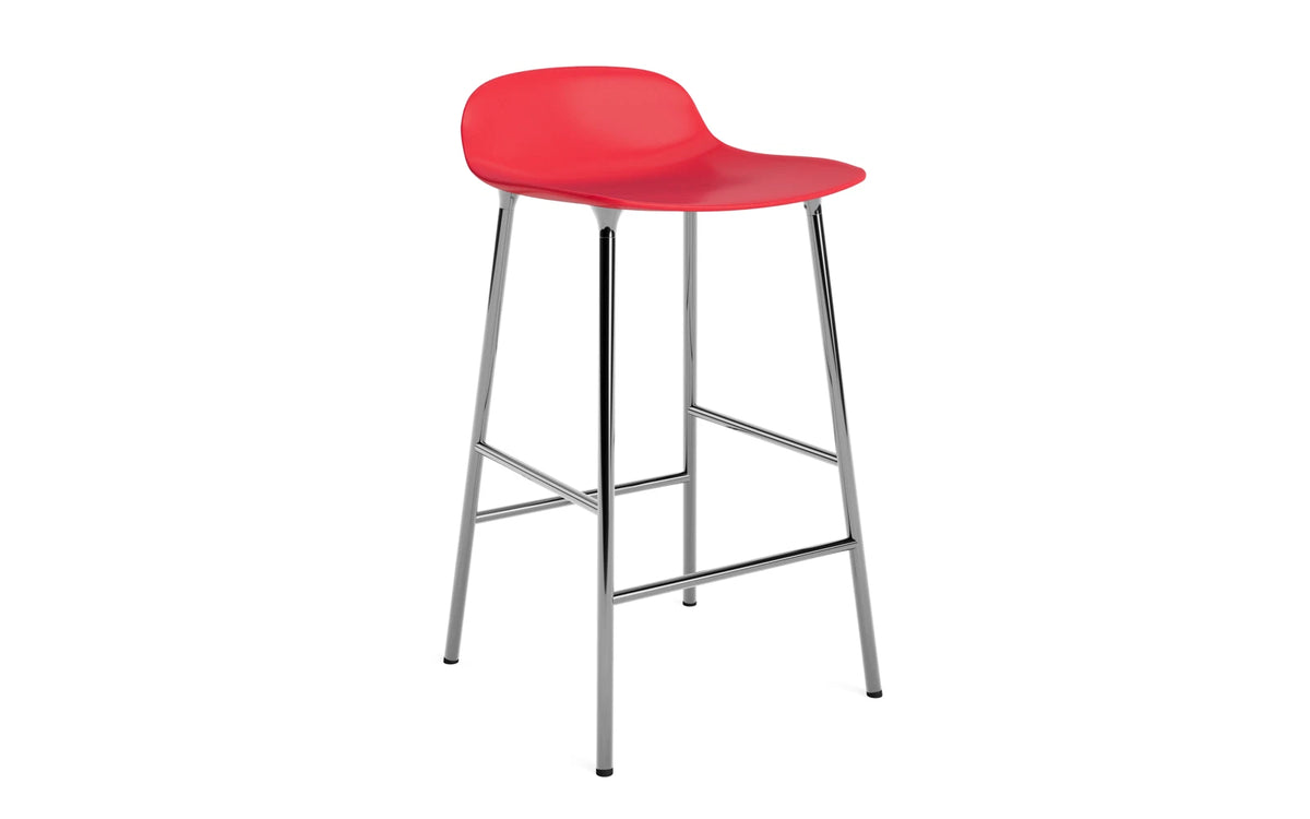 Form Barstuhl 65 cm Leuchtendes Rot/Chrom in Leuchtendes Rot präsentiert im Onlineshop von KAQTU Design AG. Barstuhl ist von Normann Copenhagen