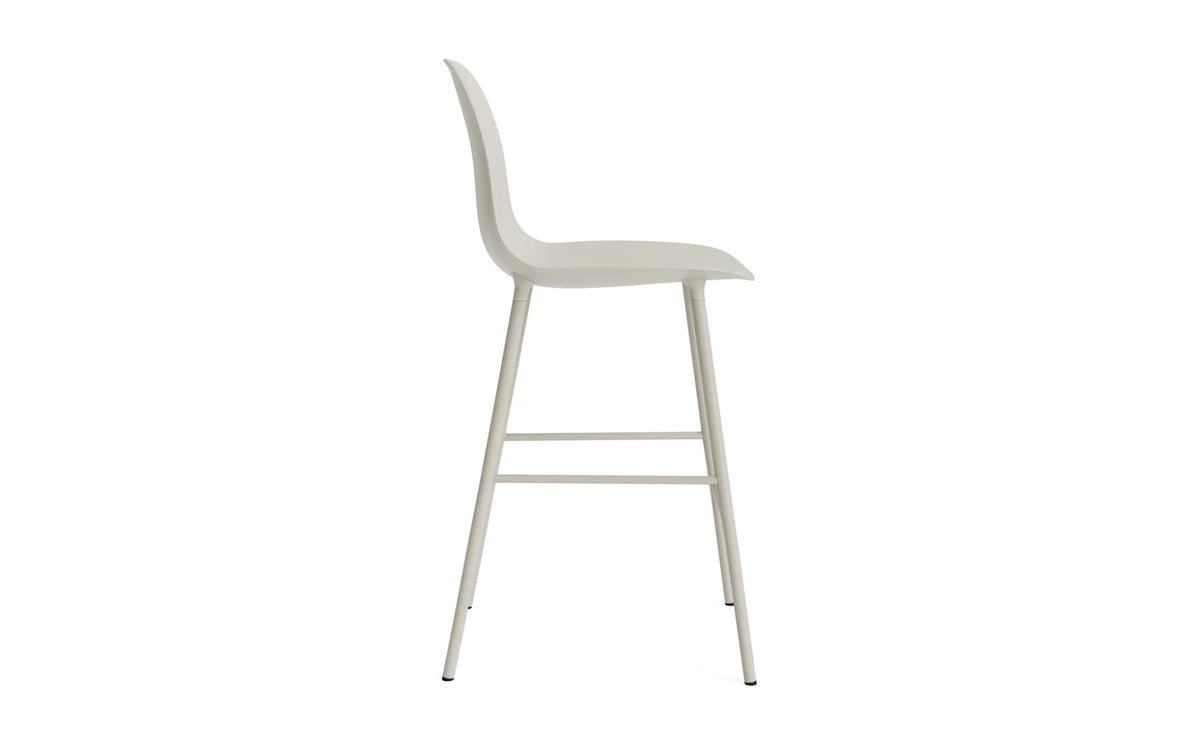Form Barstuhl 65 cm Stahl/ Hellgrau in Hellgrau präsentiert im Onlineshop von KAQTU Design AG. Barstuhl ist von Normann Copenhagen