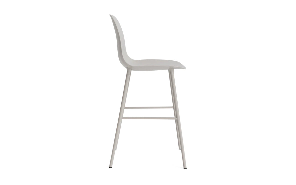Form Barstuhl 65 cm Stahl/ Warmes grau in Warmes grau präsentiert im Onlineshop von KAQTU Design AG. Barstuhl ist von Normann Copenhagen