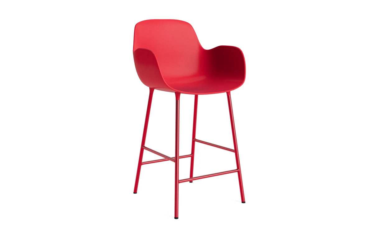 Form Barstuhl mit Armlehne 65 cm Stahl/Leuchtendes rot in Leuchtendes rot präsentiert im Onlineshop von KAQTU Design AG. Barstuhl ist von Normann Copenhagen