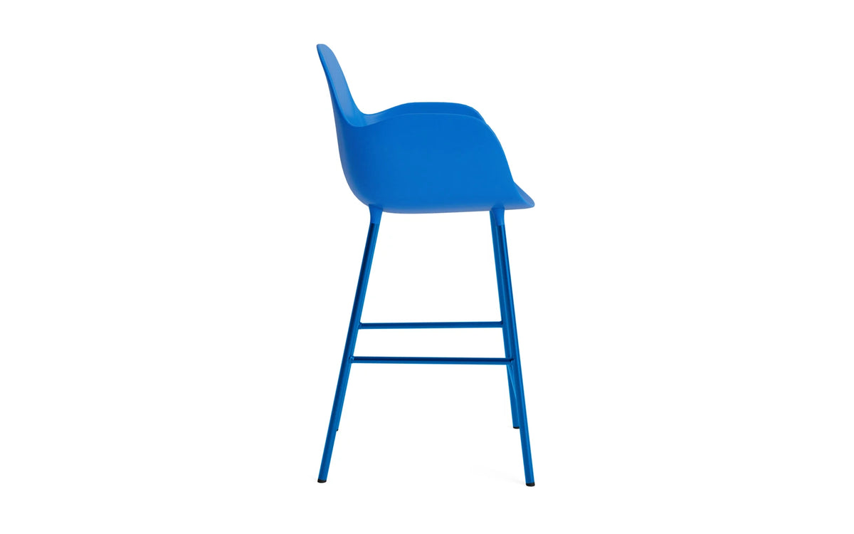 Form Barstuhl mit Armlehne 65 cm Stahl/Leuchtendes blau in Leuchtendes blau präsentiert im Onlineshop von KAQTU Design AG. Barstuhl ist von Normann Copenhagen