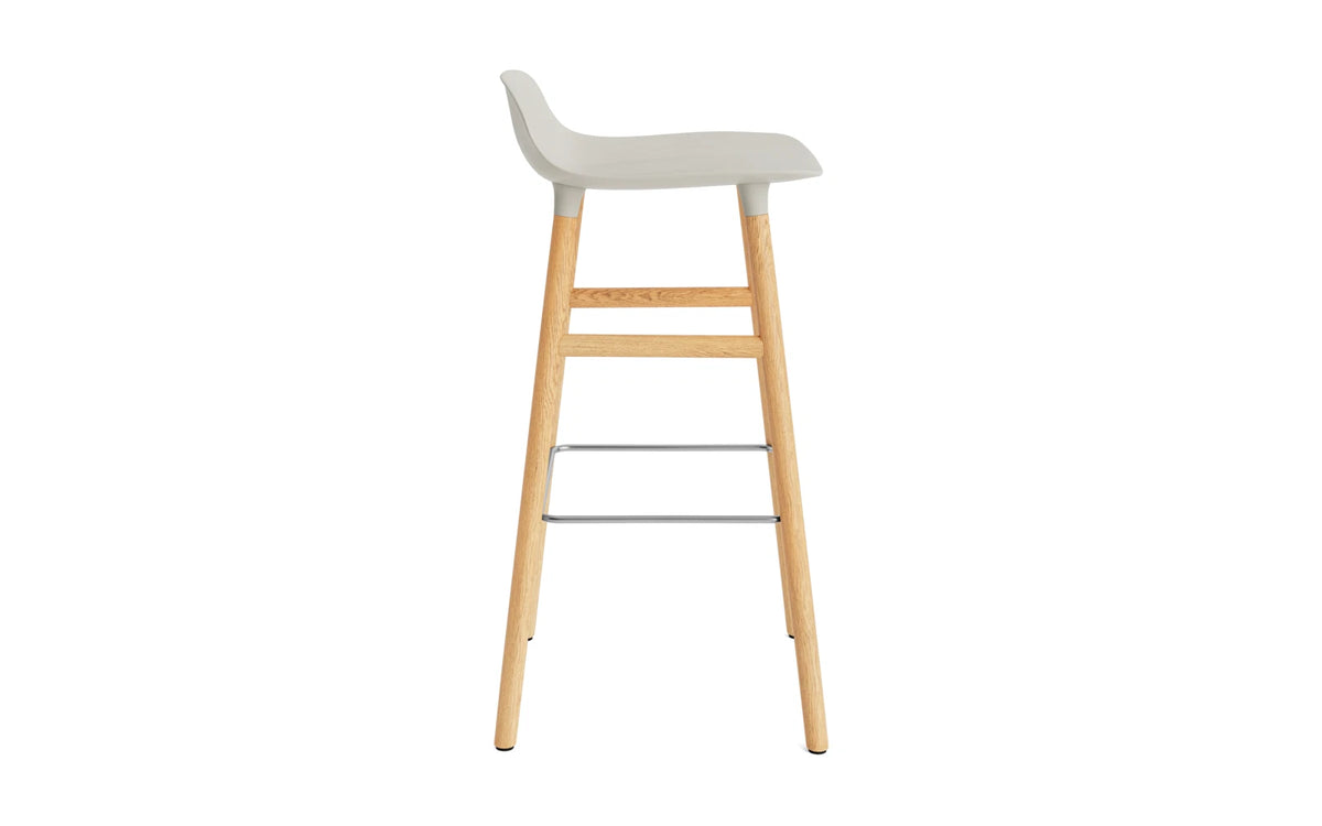 Form Barstuhl 75 cm Hellgrau/Eiche in Hellgrau präsentiert im Onlineshop von KAQTU Design AG. Barstuhl ist von Normann Copenhagen
