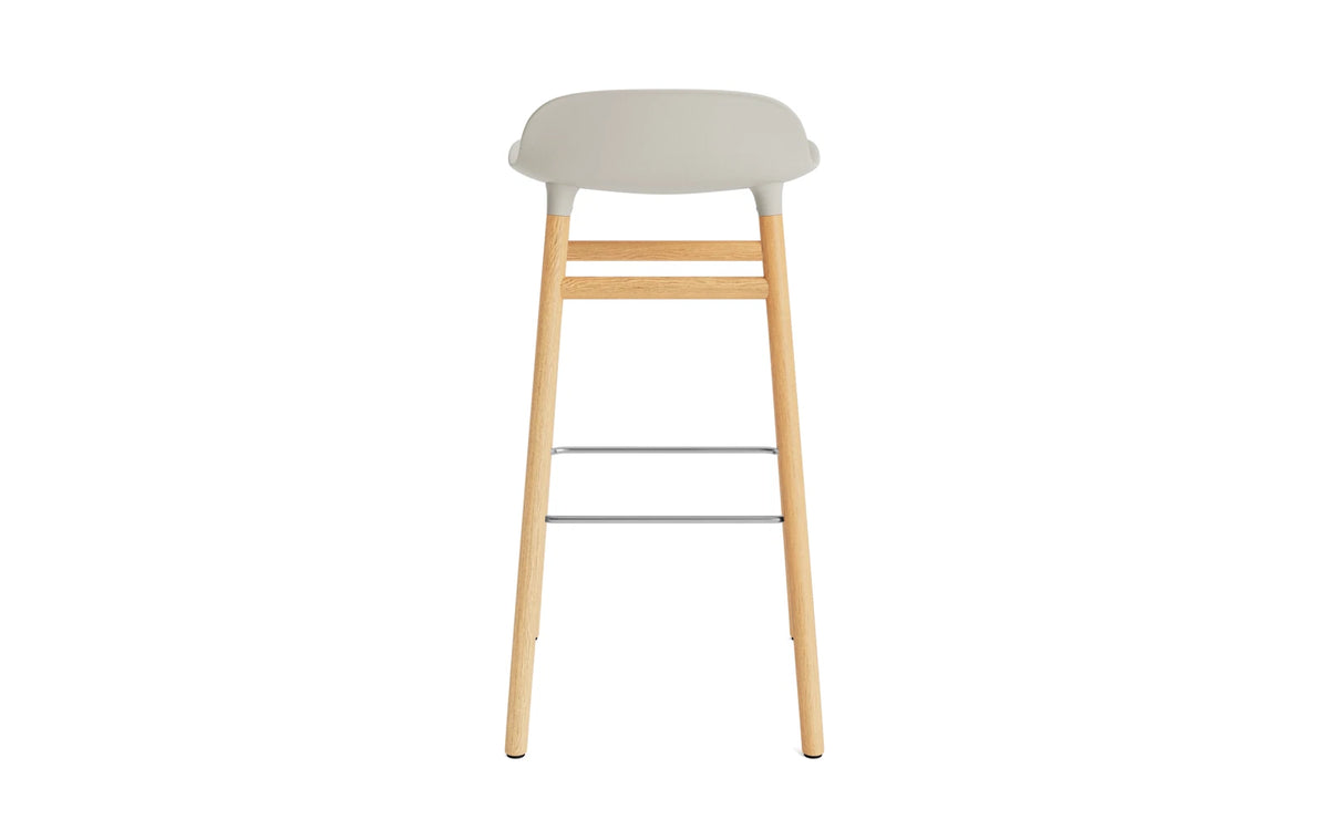 Form Barstuhl 75 cm Hellgrau/Eiche in Hellgrau präsentiert im Onlineshop von KAQTU Design AG. Barstuhl ist von Normann Copenhagen