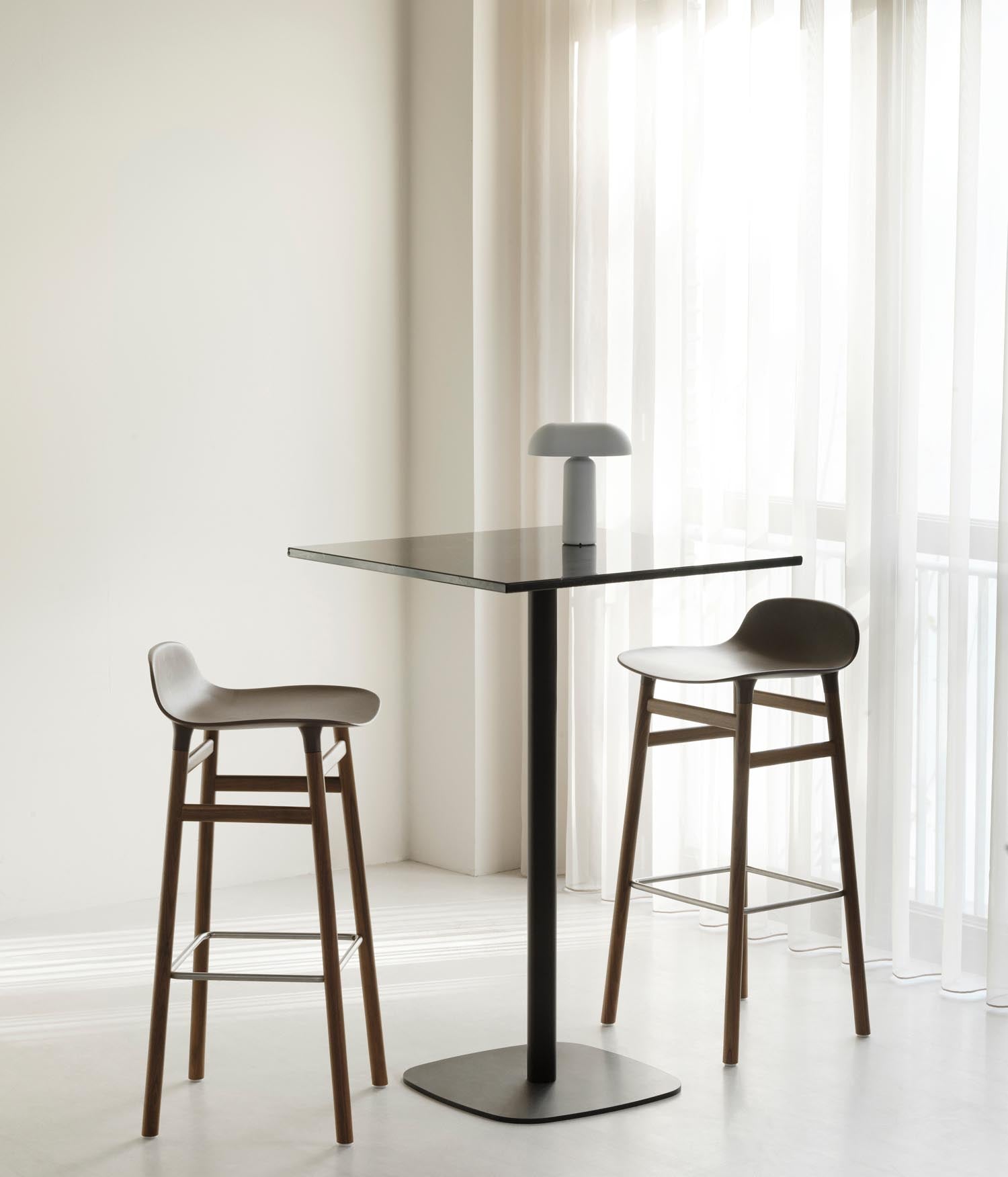 Erleben Sie den Form Barstuhl 75 cm in Hellgrau/Eiche von Normann Copenhagen – ein elegantes Designstück, das Funktionalität und Stil perfekt kombiniert.