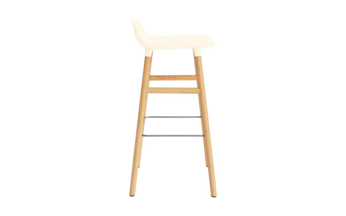 Form Barstuhl 75 cm creme/Eiche in Creme präsentiert im Onlineshop von KAQTU Design AG. Barstuhl ist von Normann Copenhagen