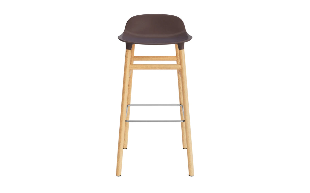 Form Barstuhl 75 cm braun/Eiche in Braun präsentiert im Onlineshop von KAQTU Design AG. Barstuhl ist von Normann Copenhagen