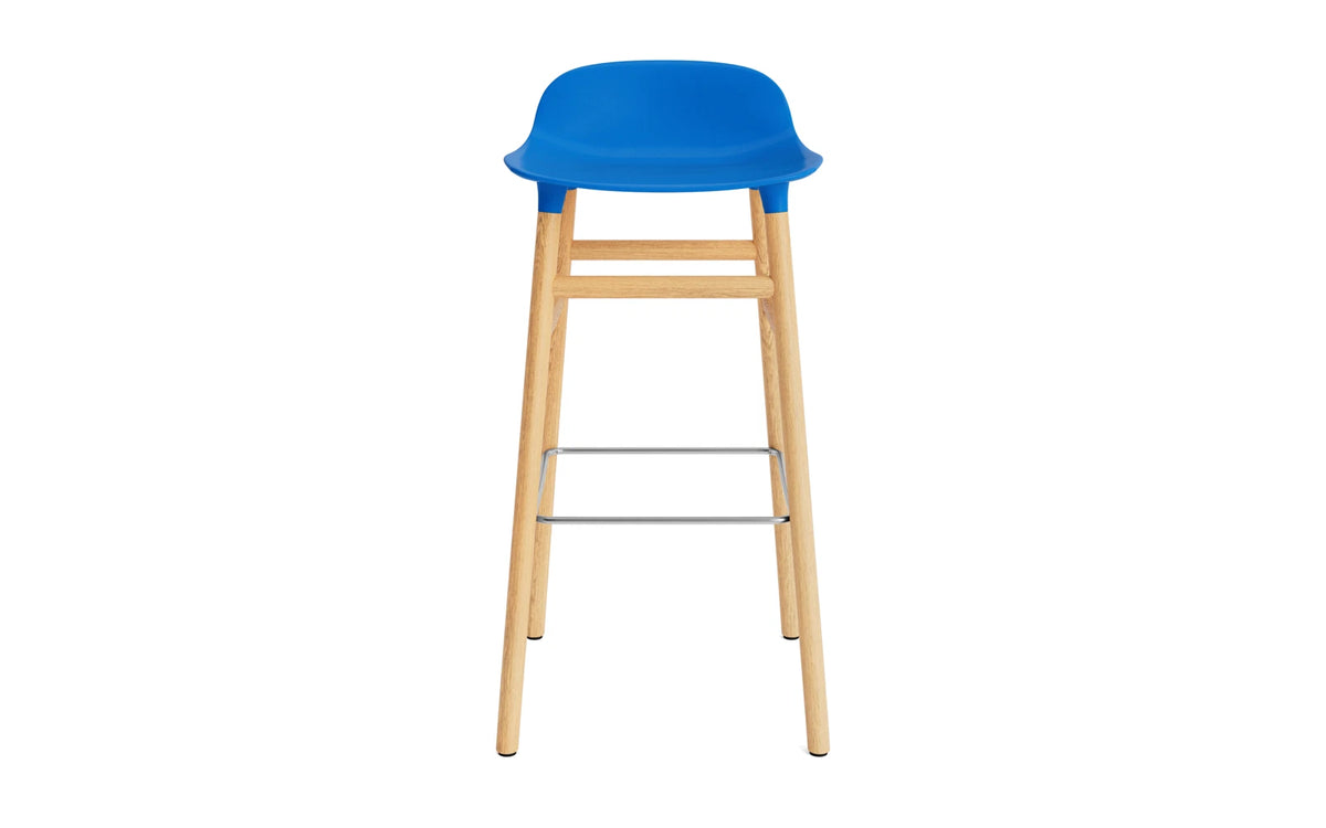 Form Barstuhl 75 cm Leuchtendes Blau/Eiche in Leuchtendes Blau präsentiert im Onlineshop von KAQTU Design AG. Barstuhl ist von Normann Copenhagen