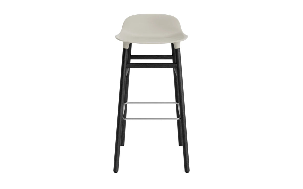 Form Barstuhl 75 cm hellgrau/schwarz in Hellgrau präsentiert im Onlineshop von KAQTU Design AG. Barstuhl ist von Normann Copenhagen