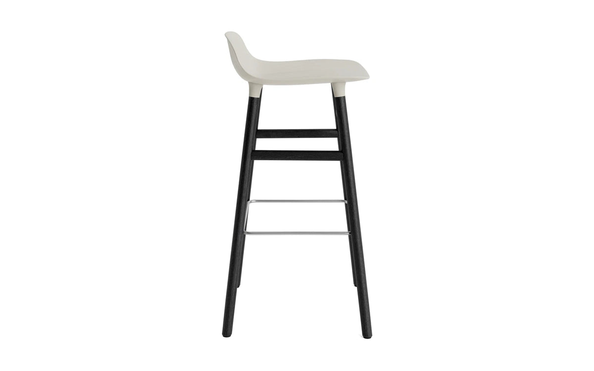 Form Barstuhl 75 cm hellgrau/schwarz in Hellgrau präsentiert im Onlineshop von KAQTU Design AG. Barstuhl ist von Normann Copenhagen