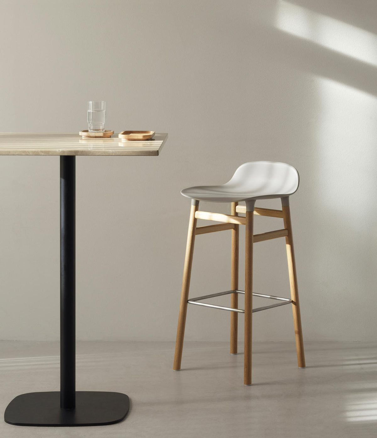 Form Barstuhl 75 cm braun/schwarz in Braun präsentiert im Onlineshop von KAQTU Design AG. Barstuhl ist von Normann Copenhagen