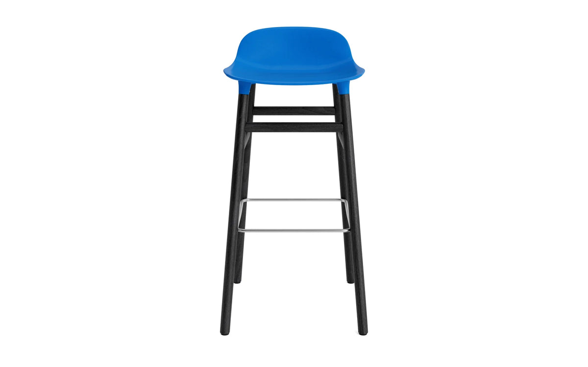 Form Barstuhl 75 cm Leuchtendes Blau/schwarz in Leuchtendes Blau präsentiert im Onlineshop von KAQTU Design AG. Barstuhl ist von Normann Copenhagen