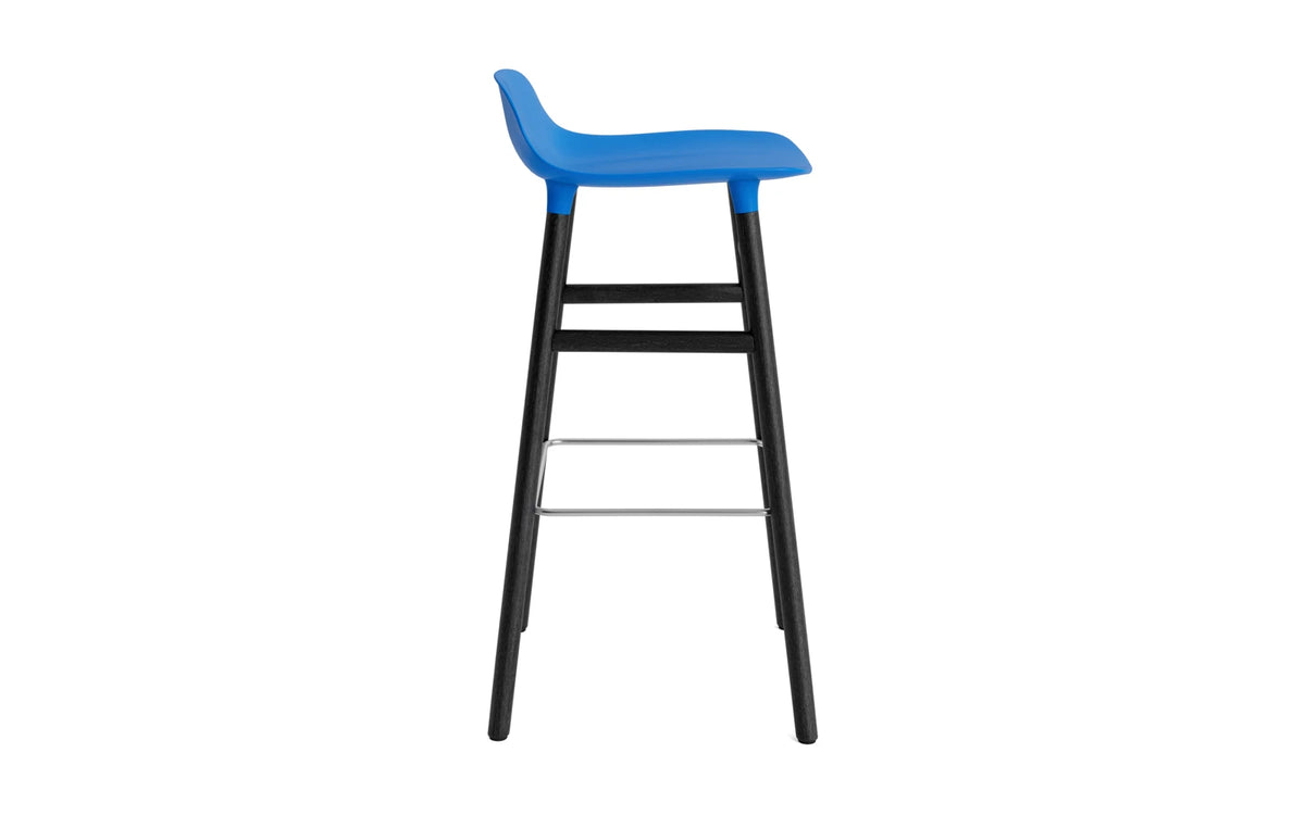 Form Barstuhl 75 cm Leuchtendes Blau/schwarz in Leuchtendes Blau präsentiert im Onlineshop von KAQTU Design AG. Barstuhl ist von Normann Copenhagen