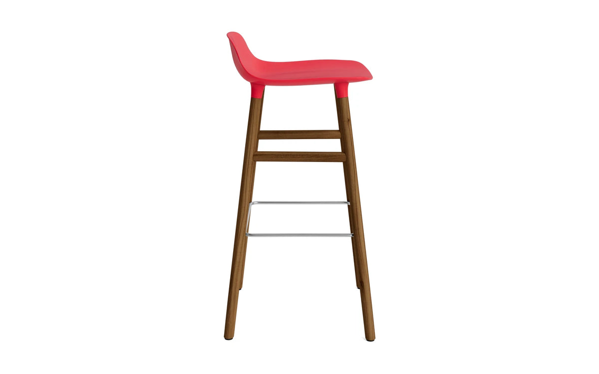 Form Barstuhl 75 cm Leuchtendes Rot/Walnuss in Leuchtendes Rot präsentiert im Onlineshop von KAQTU Design AG. Barstuhl ist von Normann Copenhagen