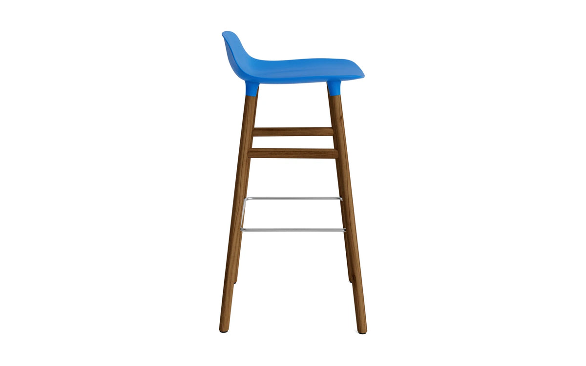 Form Barstuhl 75 cm Leuchtendes Blau/Walnuss in Leuchtendes Blau präsentiert im Onlineshop von KAQTU Design AG. Barstuhl ist von Normann Copenhagen