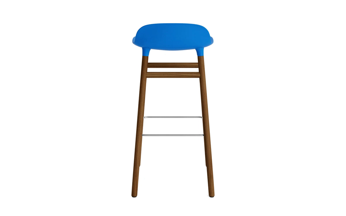 Form Barstuhl 75 cm Leuchtendes Blau/Walnuss in Leuchtendes Blau präsentiert im Onlineshop von KAQTU Design AG. Barstuhl ist von Normann Copenhagen