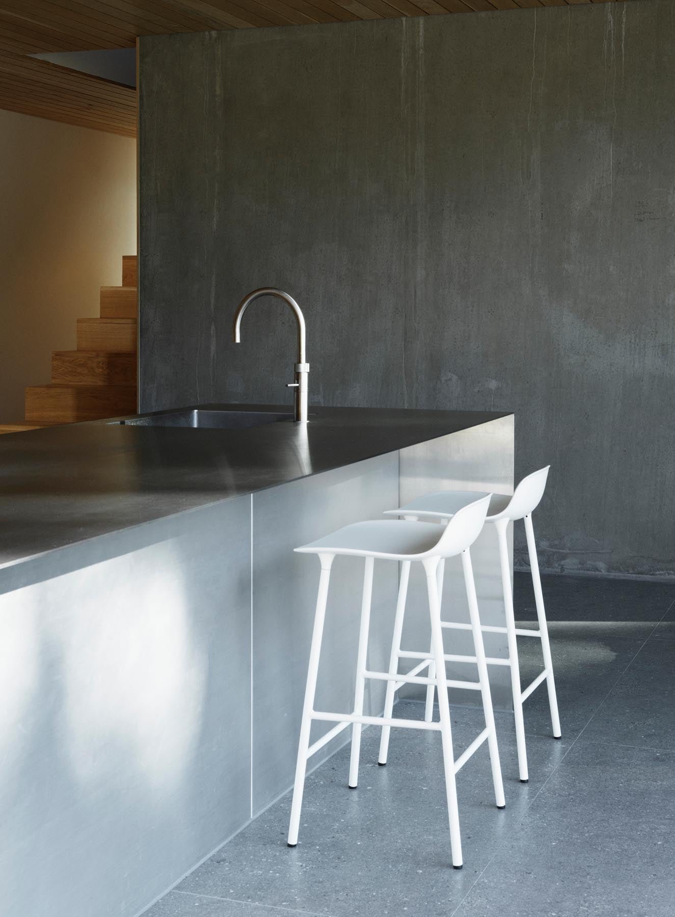 Erleben Sie den Form Barstuhl 75 cm in Hellgrau/Chrom von Normann Copenhagen – ein modernes Möbelstück, das Funktionalität und Ästhetik perfekt kombiniert.