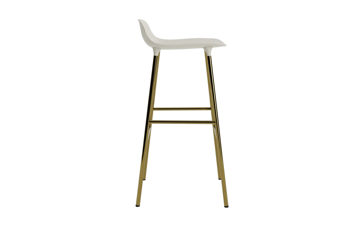 Form Barstuhl 75 cm Messing hellgrau in Hellgrau präsentiert im Onlineshop von KAQTU Design AG. Barstuhl ist von Normann Copenhagen