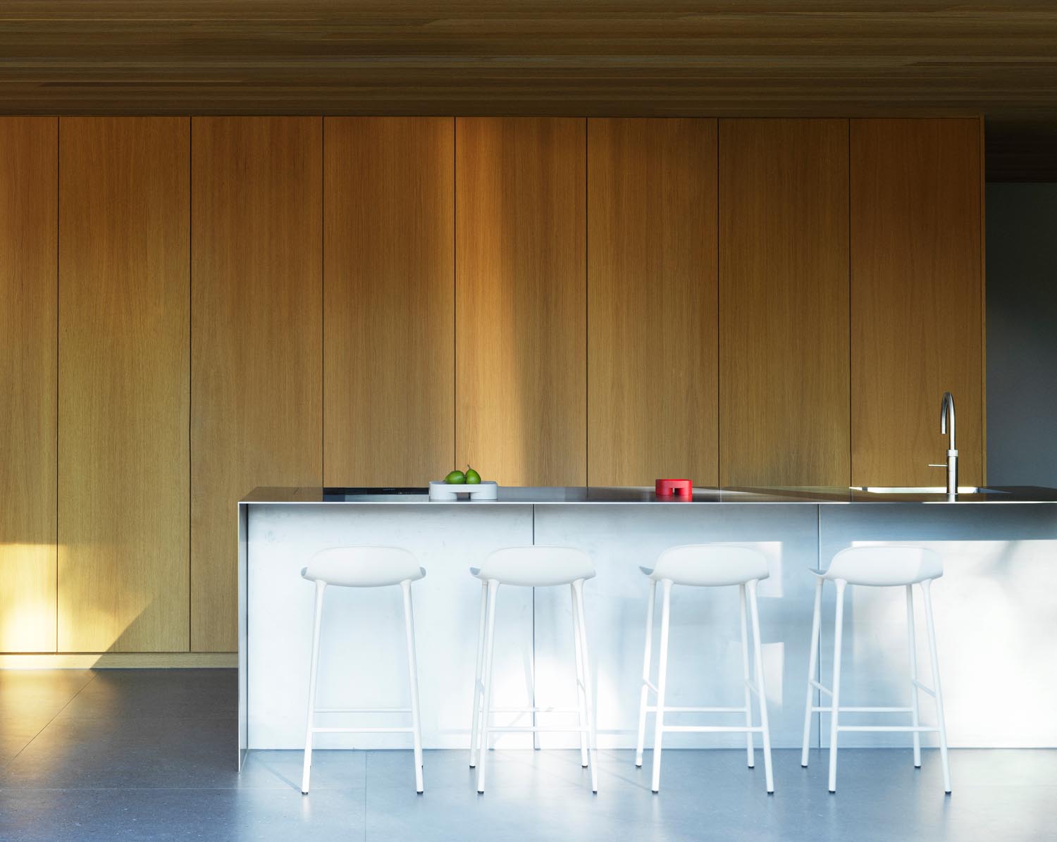 Erleben Sie den Form Barstuhl 75 cm in elegantem Messing Warmes Grau von Normann Copenhagen – ein zeitloses Designhighlight für Ihre Bar oder Küche.