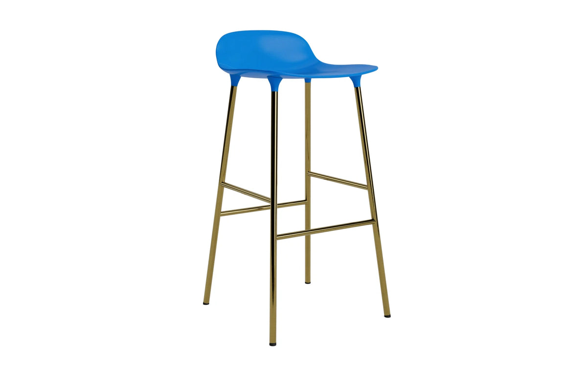 Form Barstuhl 75 cm Messing leuchtendes blau in Leuchtendes Blau präsentiert im Onlineshop von KAQTU Design AG. Barstuhl ist von Normann Copenhagen