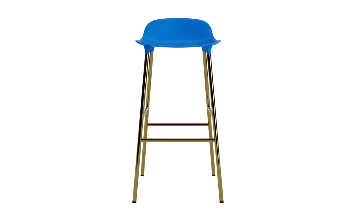 Form Barstuhl 75 cm Messing leuchtendes blau in Leuchtendes Blau präsentiert im Onlineshop von KAQTU Design AG. Barstuhl ist von Normann Copenhagen