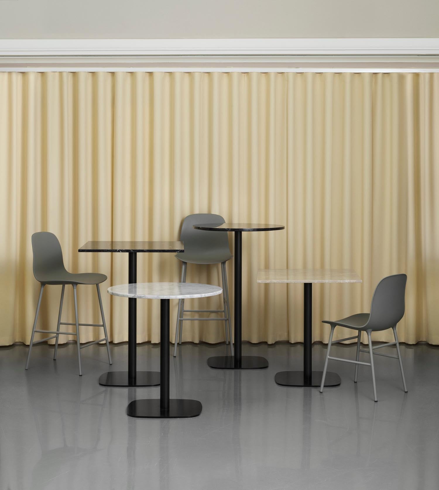 Entdecken Sie den Form Barstuhl 75 cm in edlem Hellgrau von Normann Copenhagen. Ideal für moderne Räume, bietet er zeitlose Eleganz und hohen Komfort.