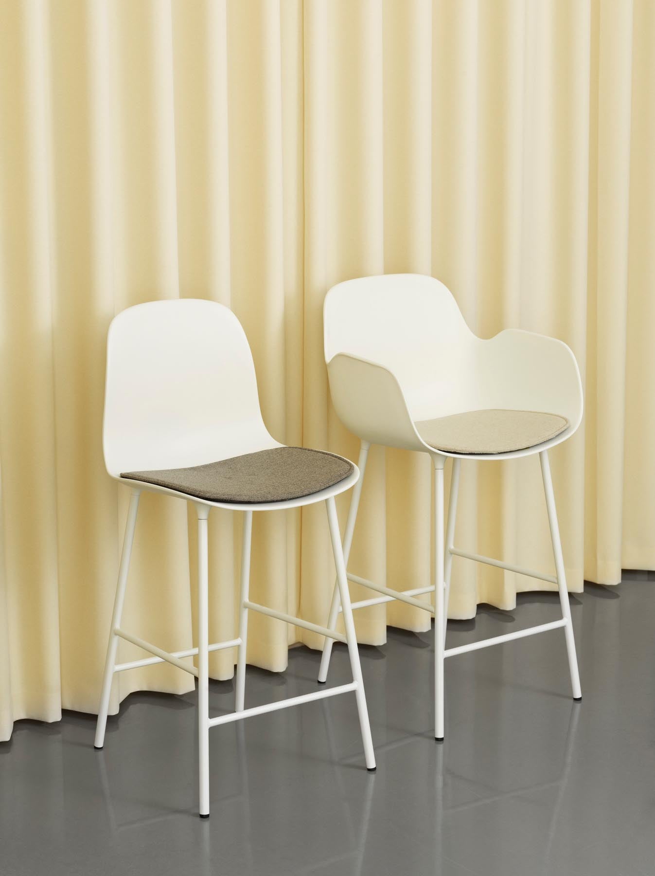 Erleben Sie den Form Barstuhl 75 cm in Creme von Normann Copenhagen – ein eleganter, stabiler Stuhl, der modernes Design und Komfort vereint.